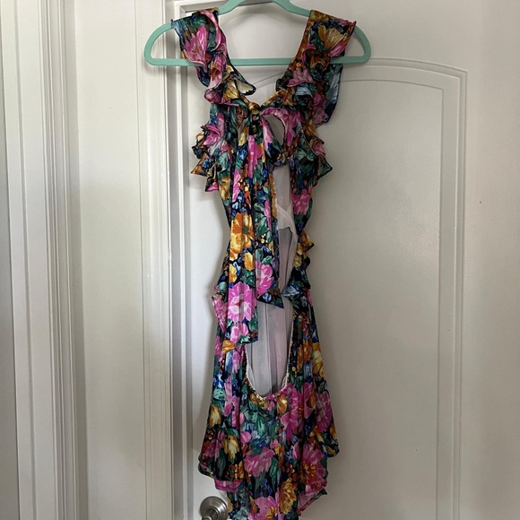 Size L floral romper with open tie back - Picture 4 of 5